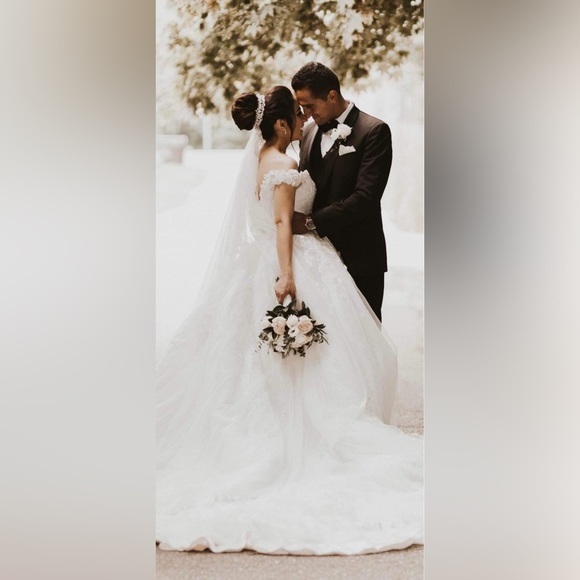 Wedding dress + crown + vail - Picture 2 of 4